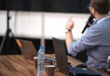 Ile zarabia wykładowca magister?