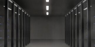 Czym się różni serwer od domeny?